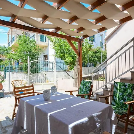 Adamou Family House بيت للعطل *