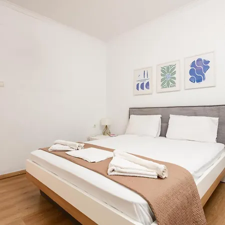 Adamou Family House Prínos